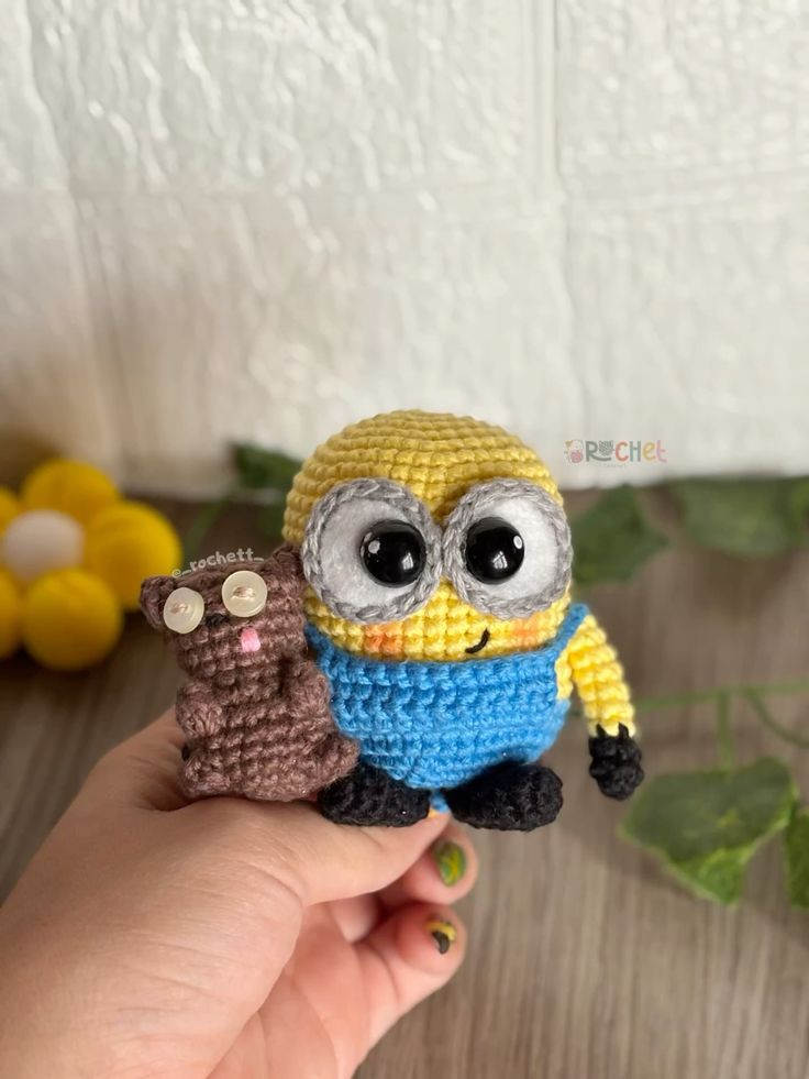 Pareja de mini personajes amarillos