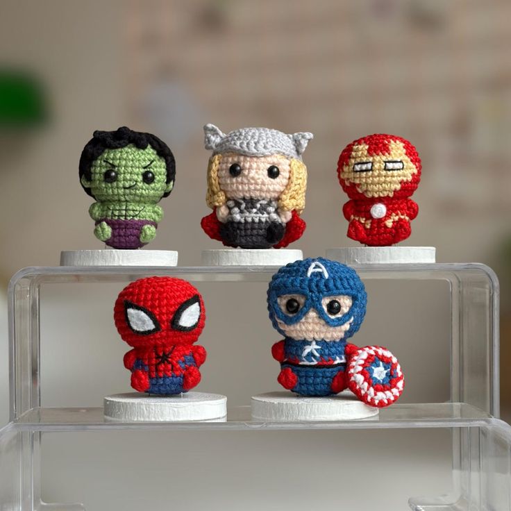 Colección de mini superhéroes tejidos