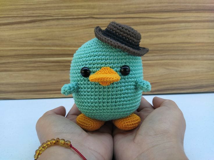 Pajarito turquesa con sombrero