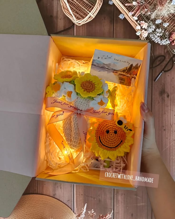 Box personalizado con girasoles y detalles tejidos