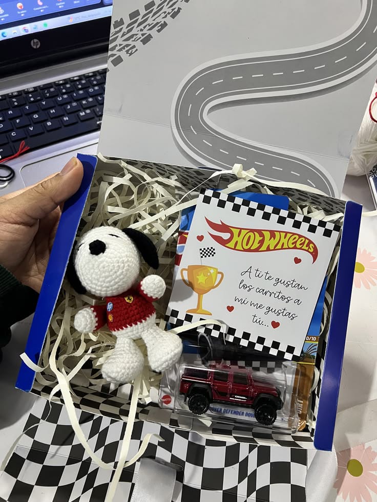 Box temático de carreras y personaje tejido