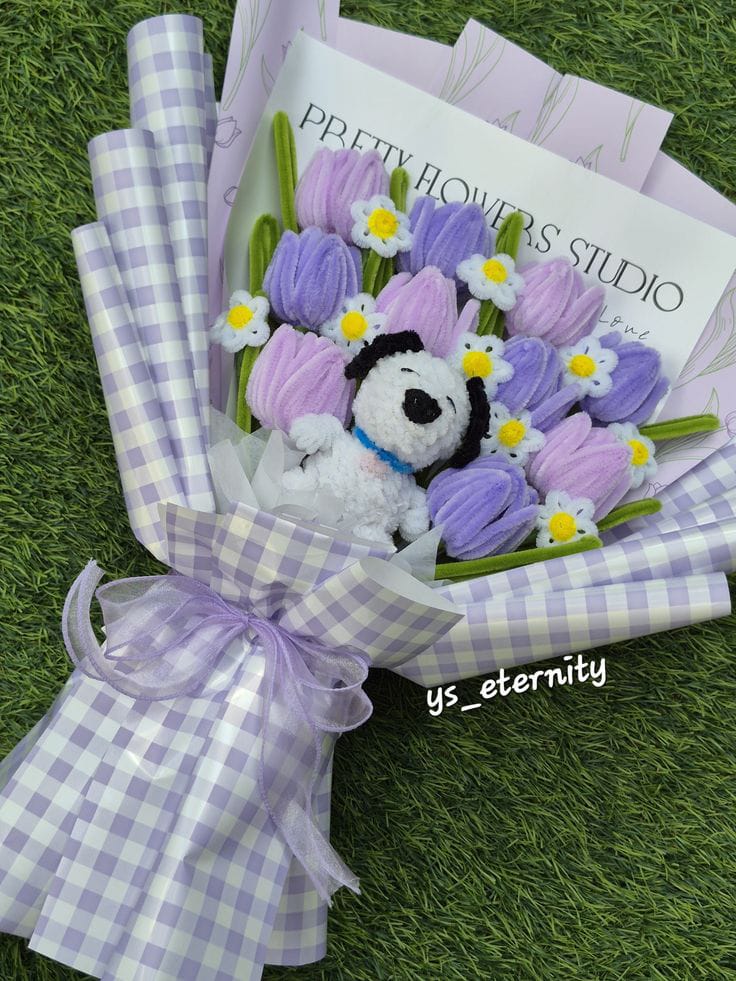 Ramo de flores lilas con perrito