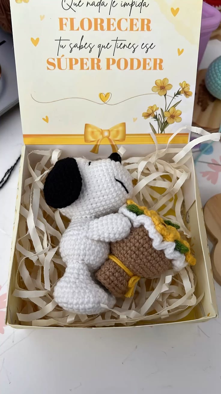 Box de perrito con taza tejida