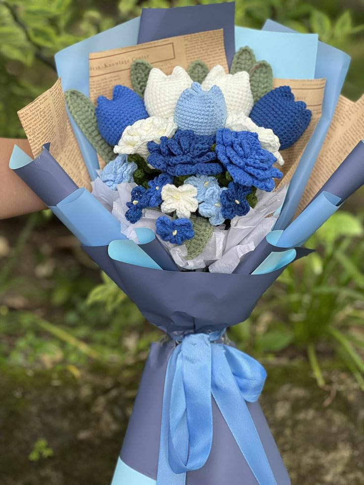 Ramo de tulipanes azules y blancos