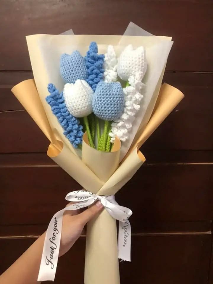 Ramo de tulipanes azules en papel kraft