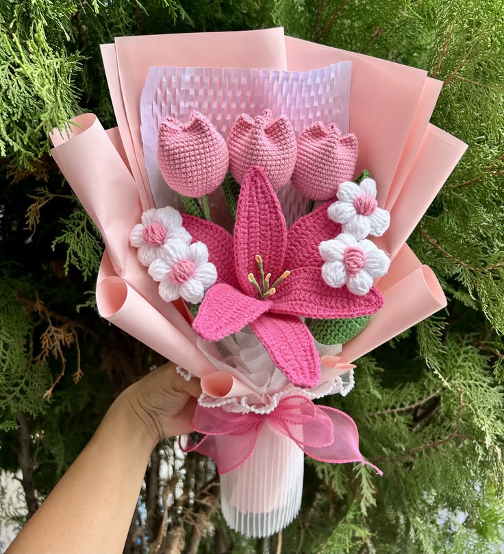 Ramo rosado con tulipanes y flores blancas