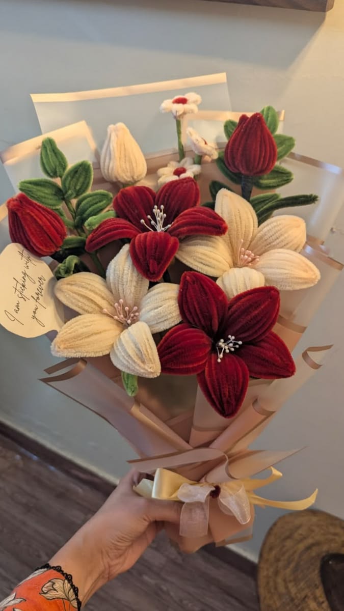 Ramo de flores tejidas en tonos vino y crema