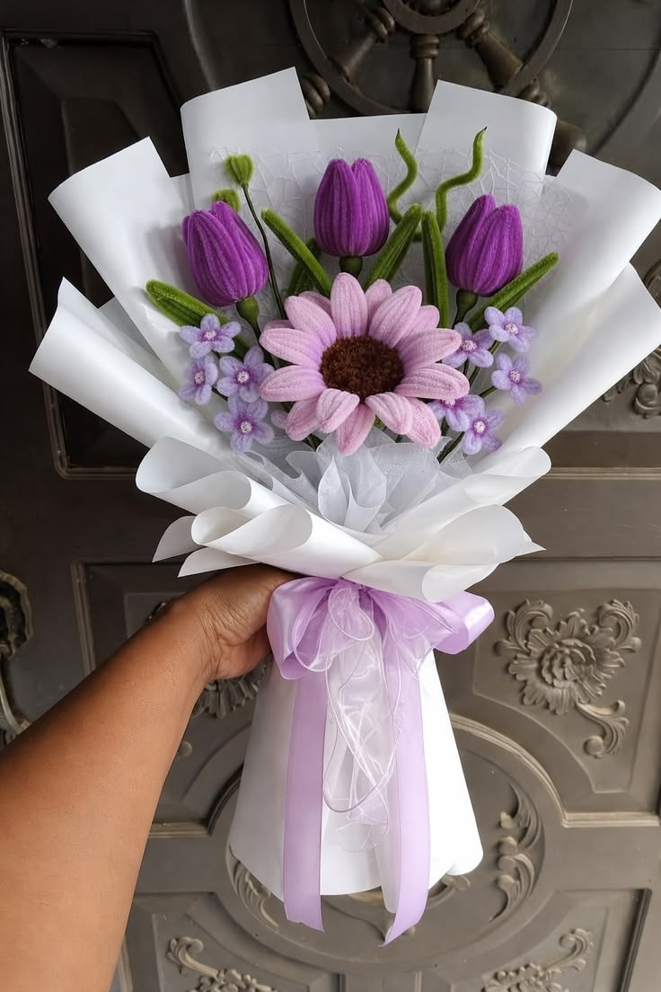 Ramo de flores moradas y rosadas